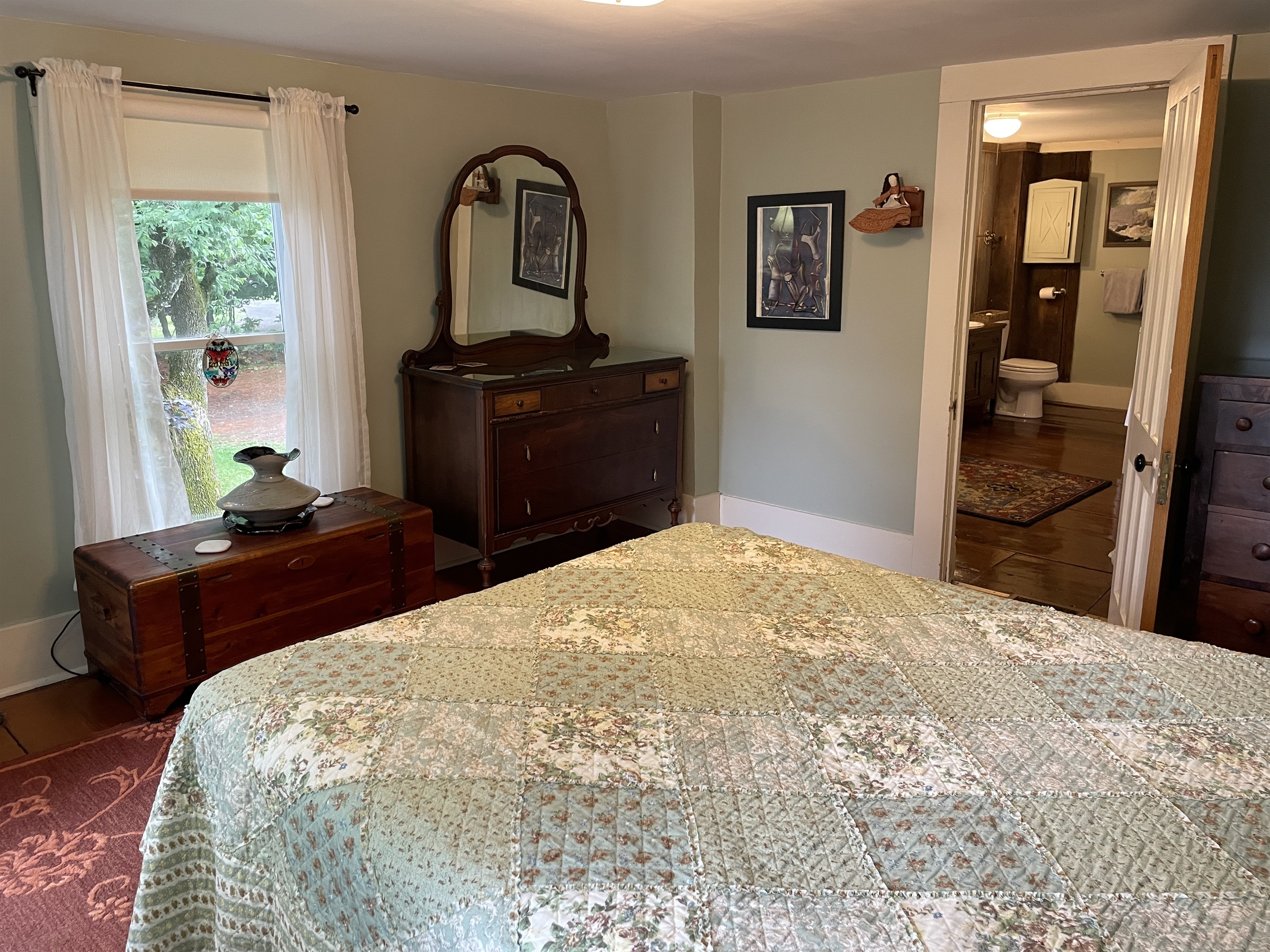 2nd floor Queen w/ ensuite