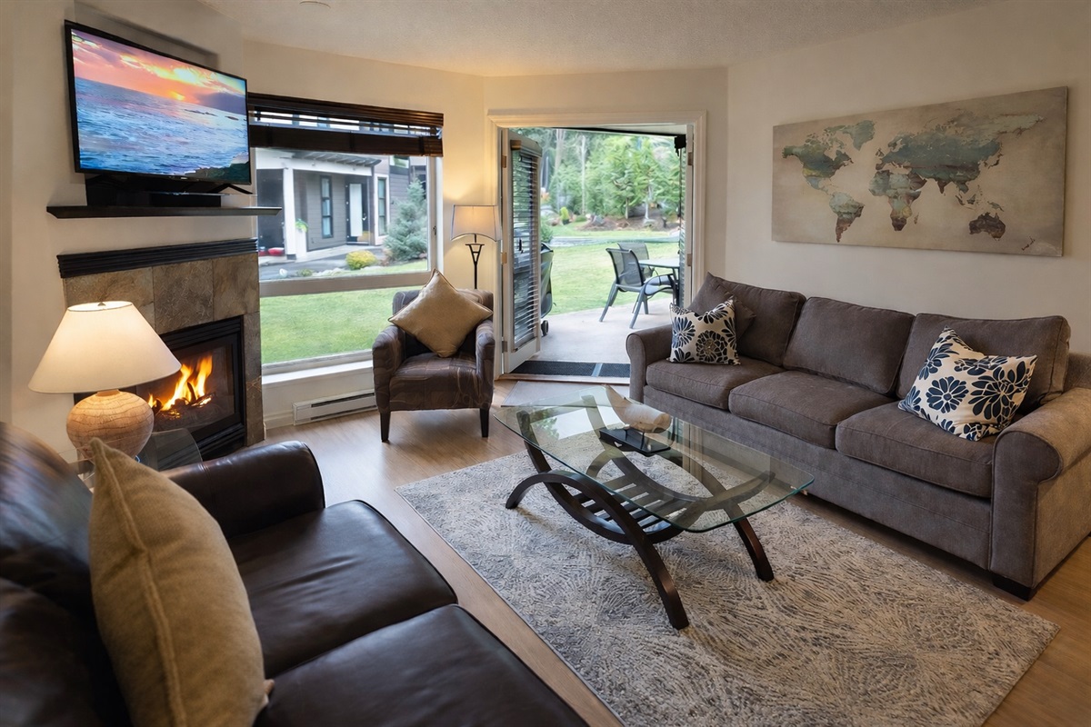 Unit A. Streaming TV. Natural Gas fireplace. Double Glass doors to a private covered deck. AC Unit. Queen sofa pull-out plus ample comfortable seating.