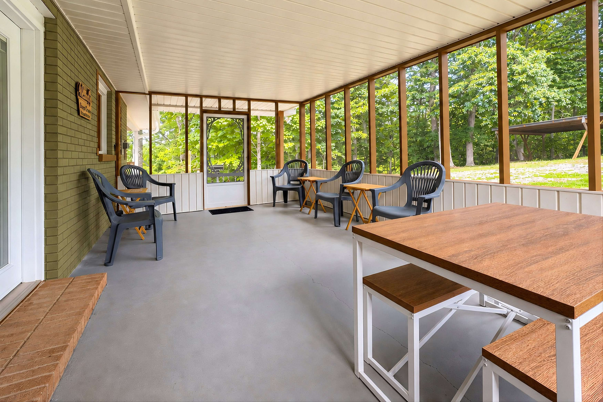 screened I porch area perfect for Fall evenings or morning coffee!