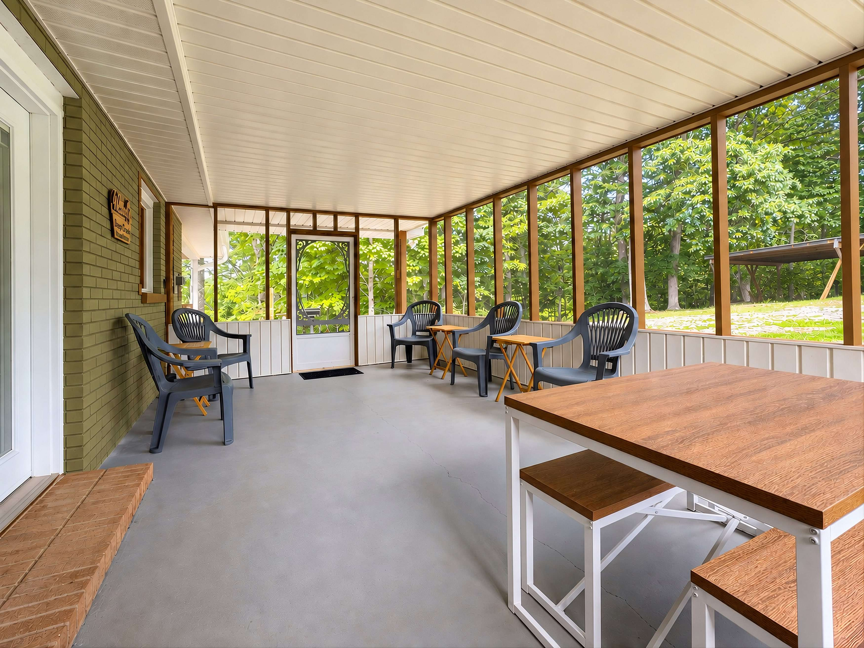 screened I porch area perfect for Fall evenings or morning coffee!