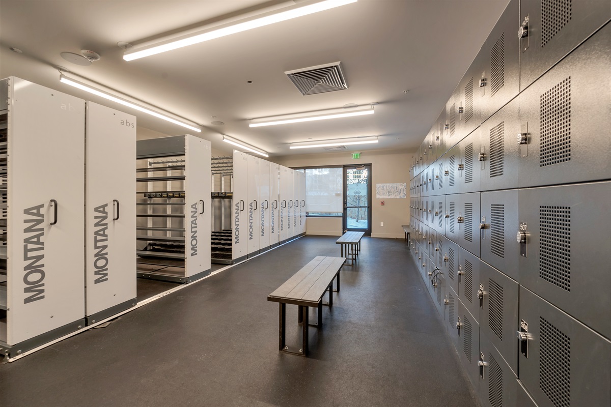 With an entrance right off the Sunrise gondola, the ski locker room is very accessible. Black Tie Rental butlers will handle all of your gear.