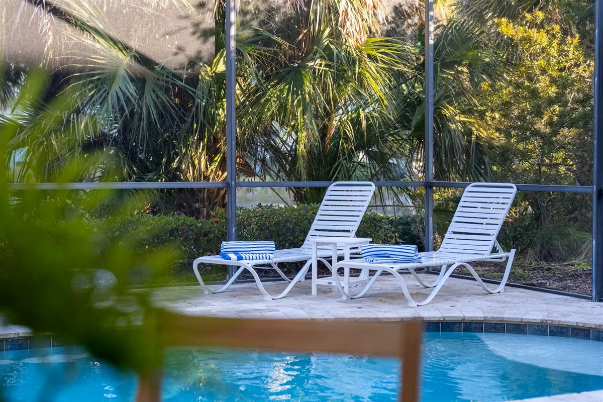 Lounge, relax, and soak up the sun 🌞
Comfortable poolside loungers and a peaceful screened setting make this the perfect spot for afternoon naps and poolside relaxation.
