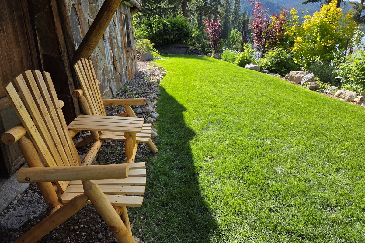 Relax and watch the lake, the wind blow in the trees while the kids or dogs play on the grass!