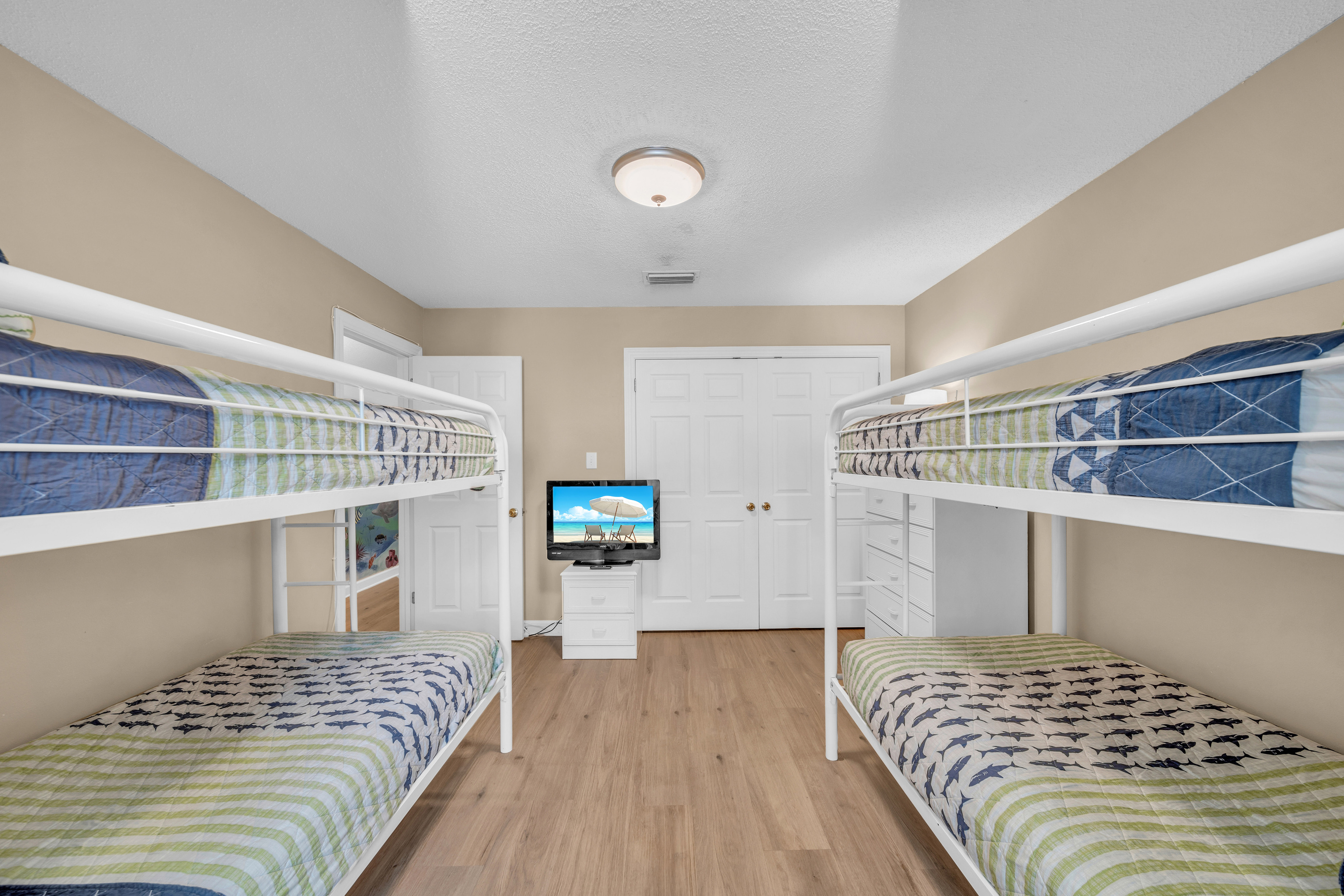 Upstairs bunkroom, tv, desk