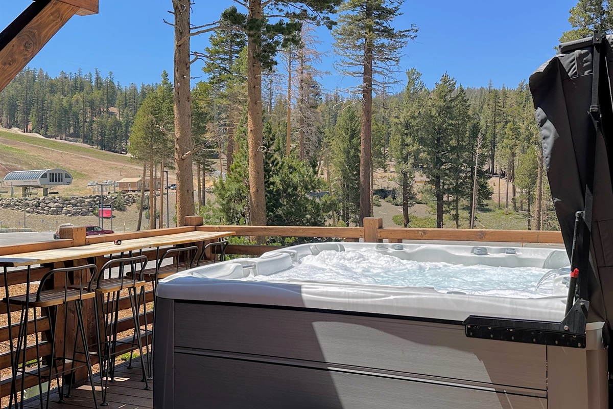Step onto your private deck—complete with a bar facing Canyon’s runs, a sizzling gas BBQ, and a big, bubbling hot tub with front-row views of Lincoln Mountain.