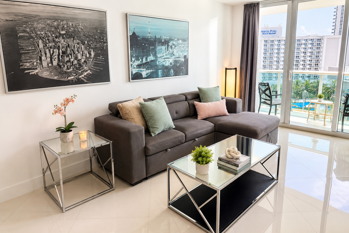 Living room and balcony ! 