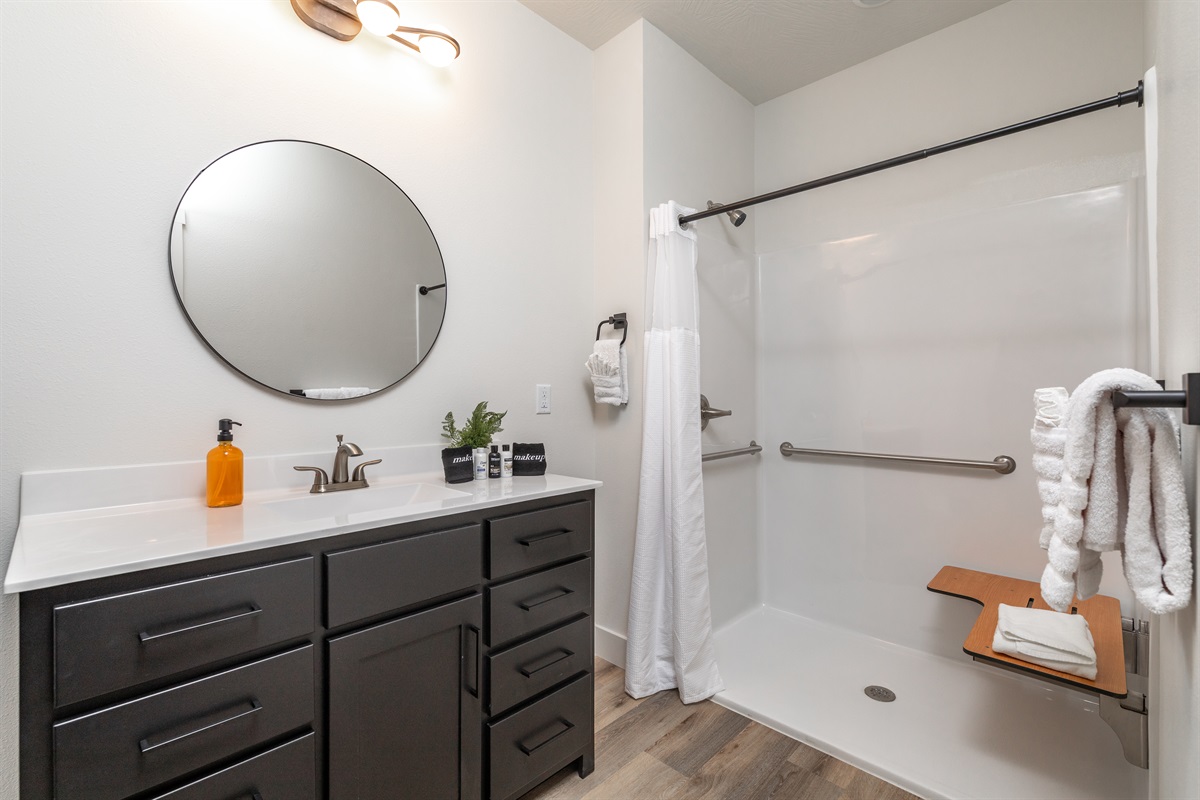 Ensuite bath w/ wide doorway and shower seat
