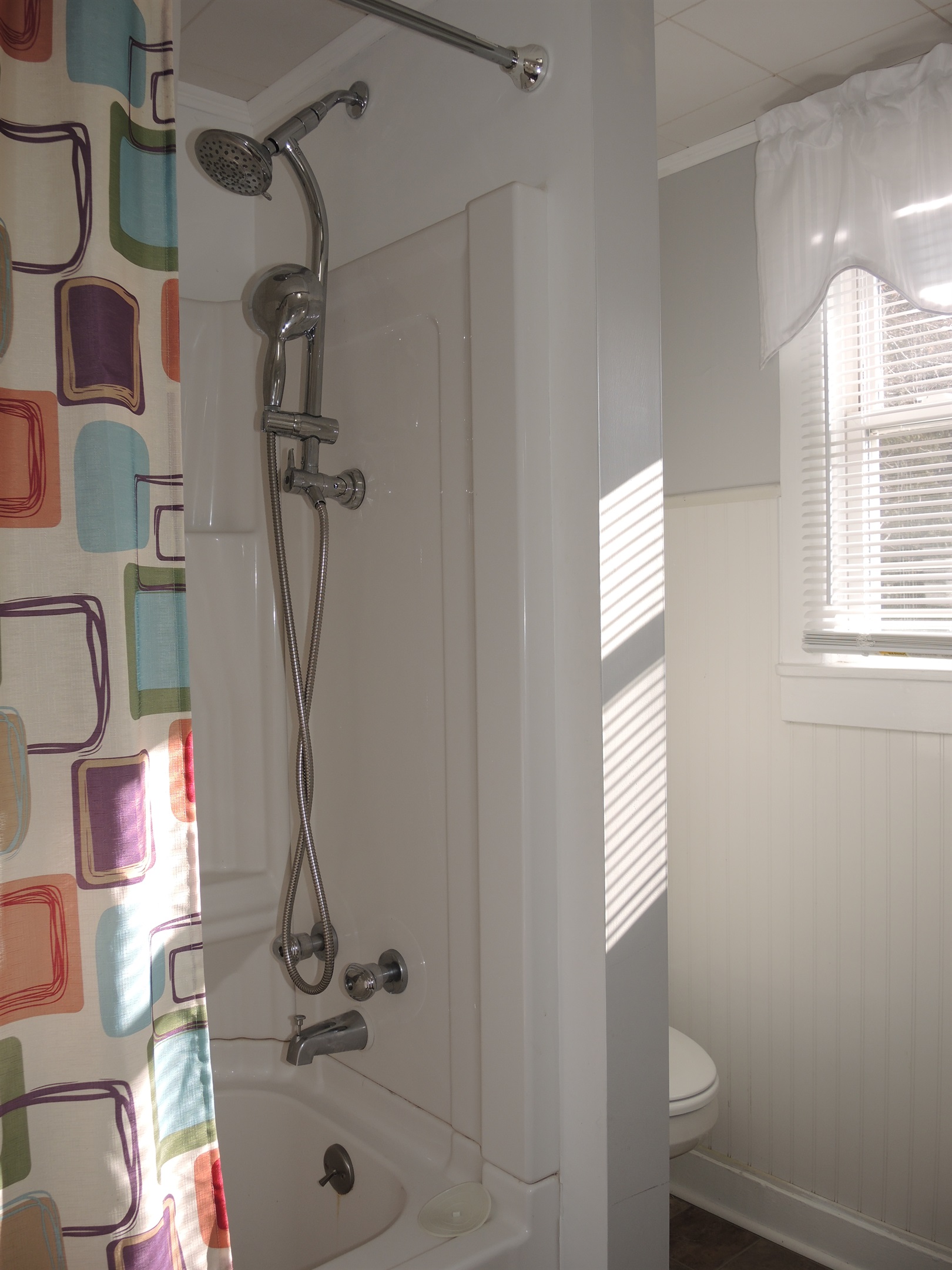 Apple Tree bath w/ tub/shower