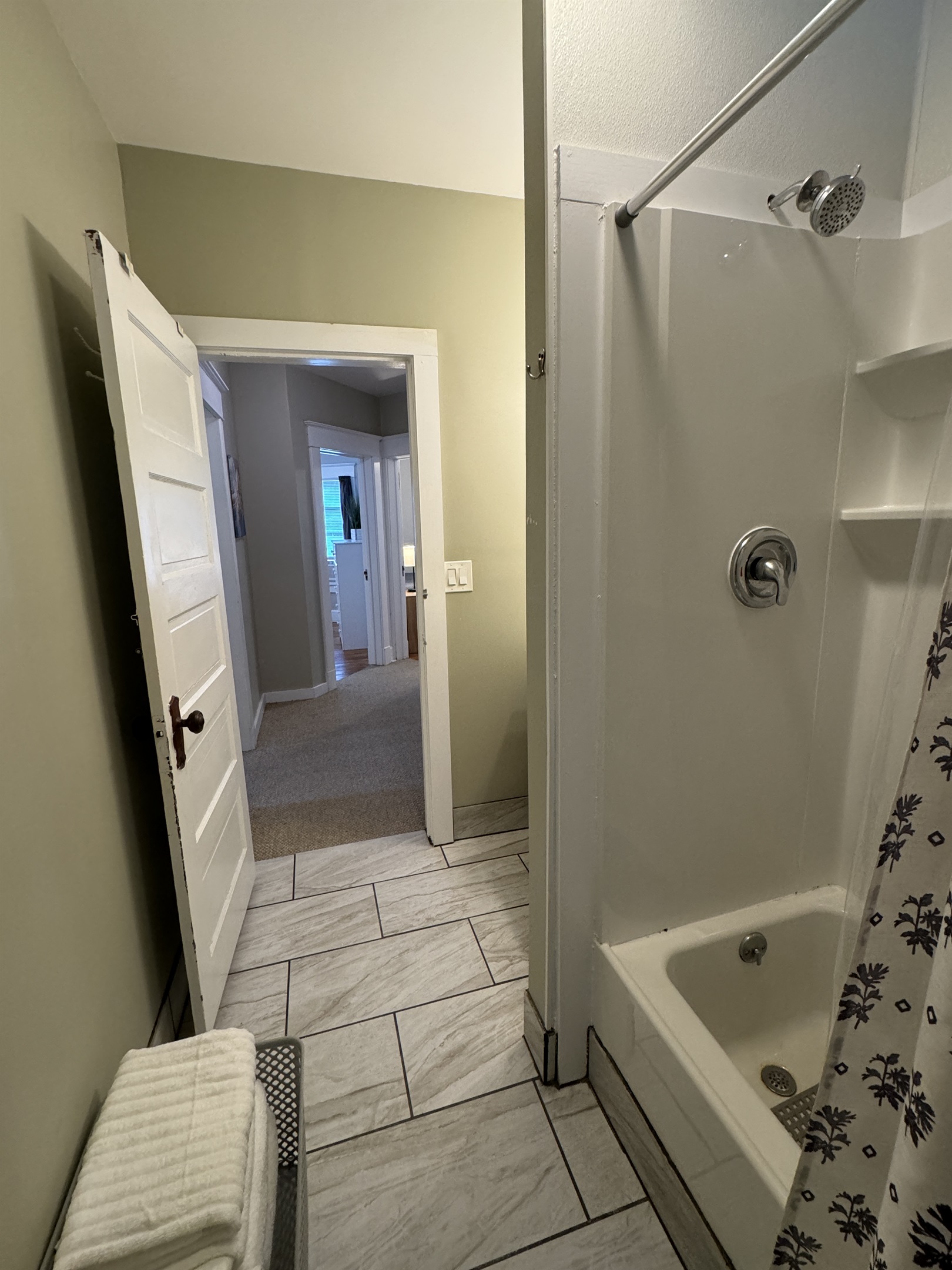 2nd floor bath with tub/shower