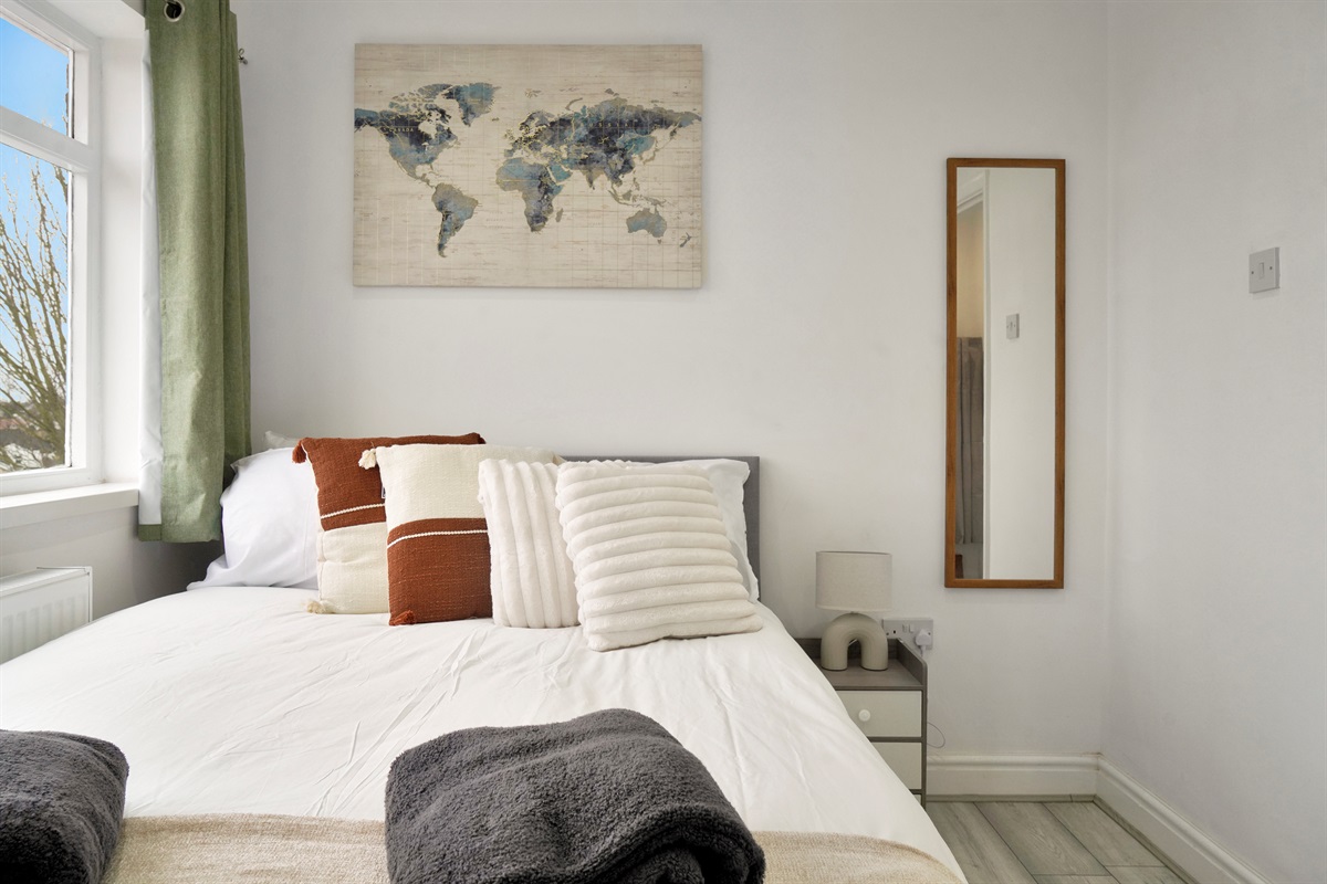 [full-length mirror, bedside lighting, ready-to-sleep bedding]