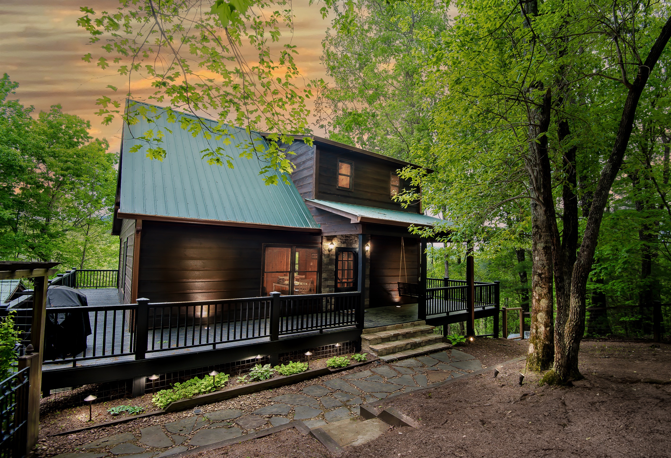 10 minutes 2 downtown! Mtn Views w/ Hot tub & 1 Mile from Winery 6