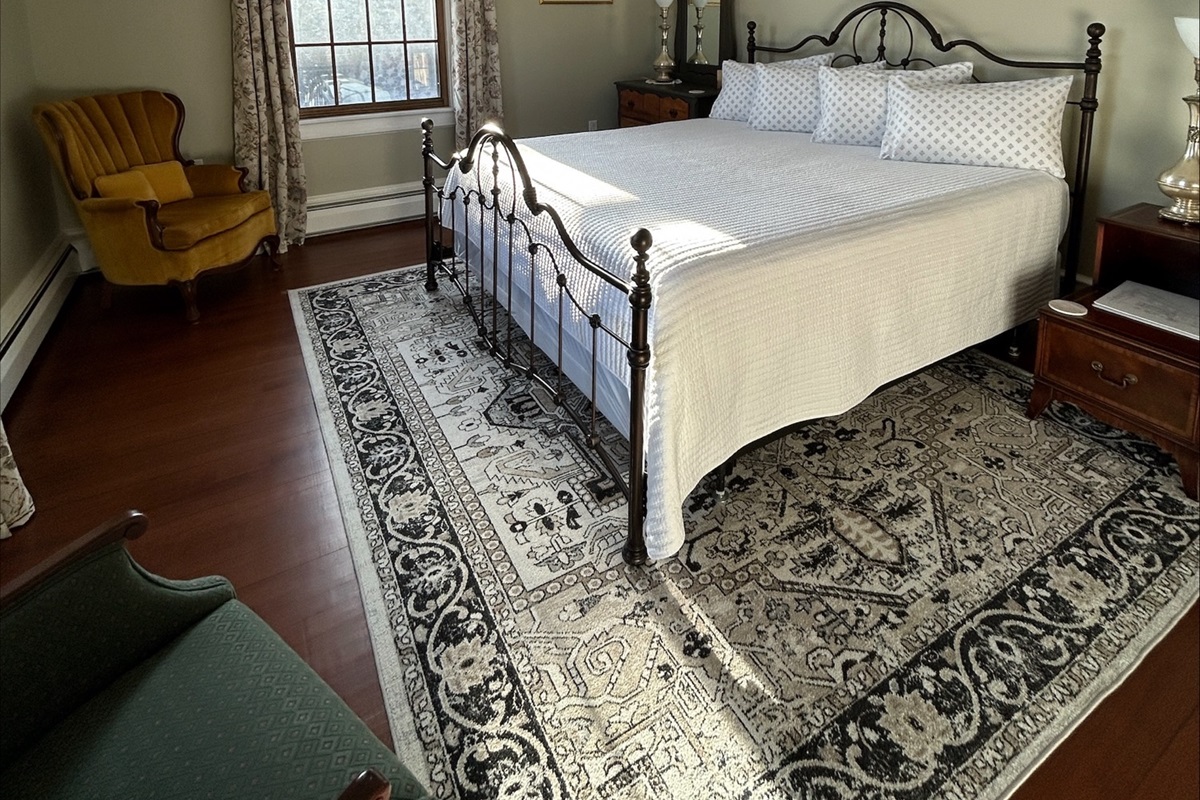 Serene Green Room - King bed