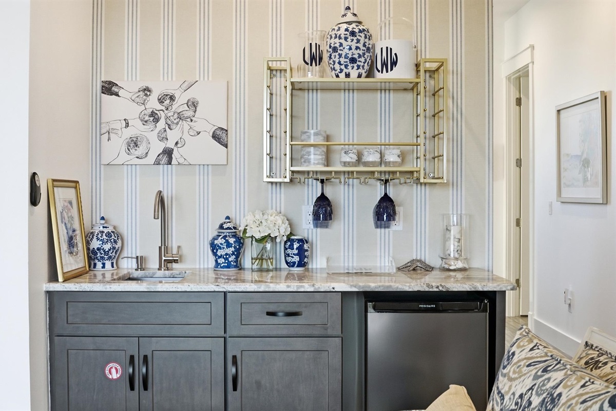 Cheers to vacation mode 🥂💙
Your own stylish wet bar—complete with sink, mini fridge, and glassware—perfect for mixing cocktails, chilling wine, and keeping snacks & drinks close while the fun continues.