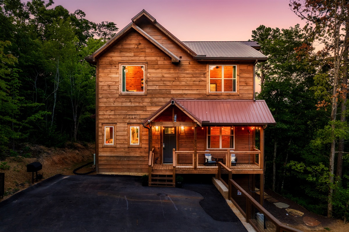 Luxury cabin with private parking and loaded with amenities