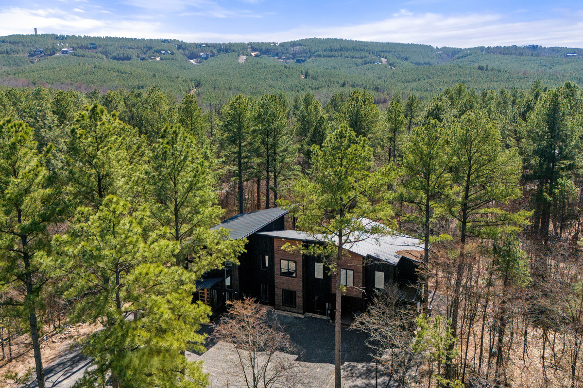 Surrounded by nature, the cabin offers a private escape while still being close to all of Hochatown&rsquo;s top attractions.