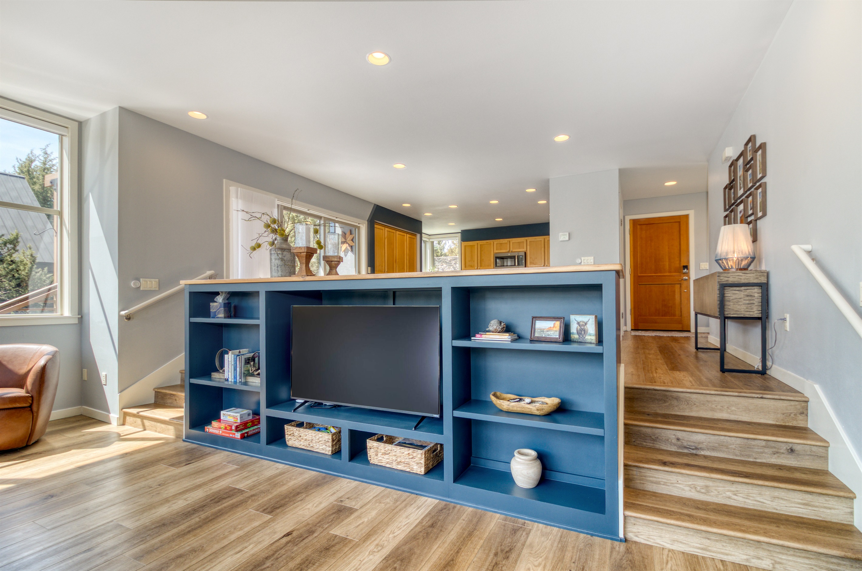 Stream, watch, unwind. 📺✨
A large-screen smart TV for all your favorite shows and movies.