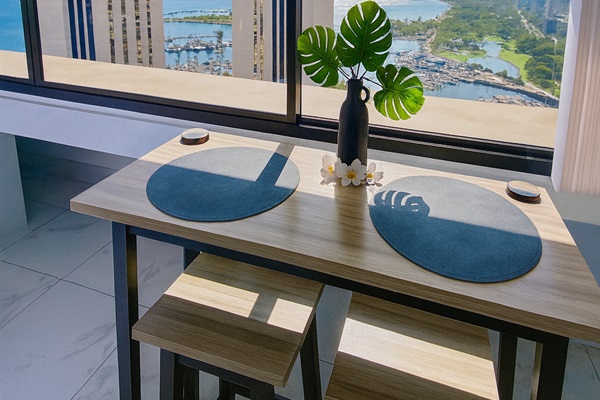 Dine with an unforgettable view — overlooking the Ala Wai Boat Harbor and the turquoise waters of Waikīkī. Whether it’s morning coffee or sunset cocktails, this breathtaking vantage point captures the essence of island luxury and relaxation.