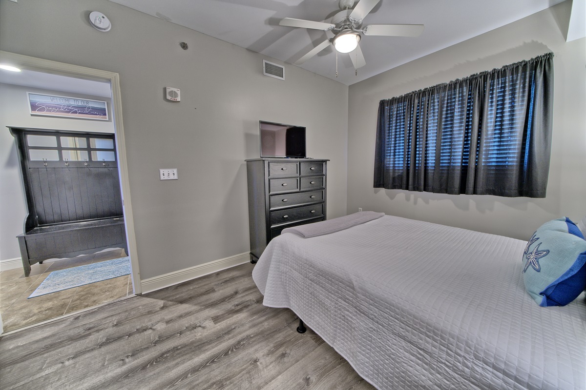 Guest Rm w/ SMART TV & Queen Bed