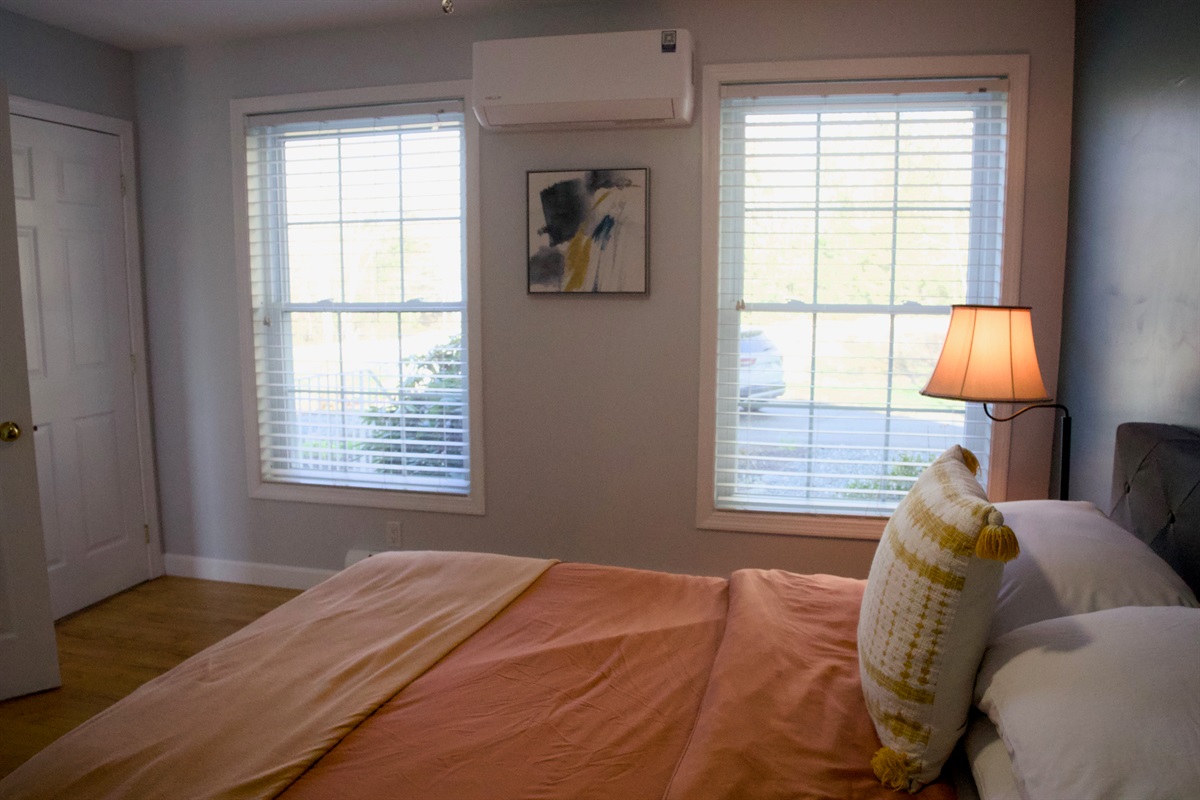Main Floor; Q bed
