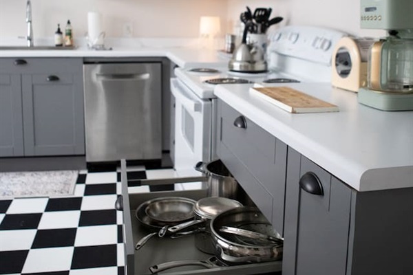 pots, pans, cooks appliances...everything you could need