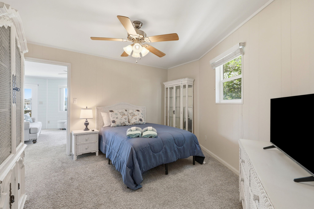 Comfortable 2nd bedroom with Smart TV and peaceful vibes