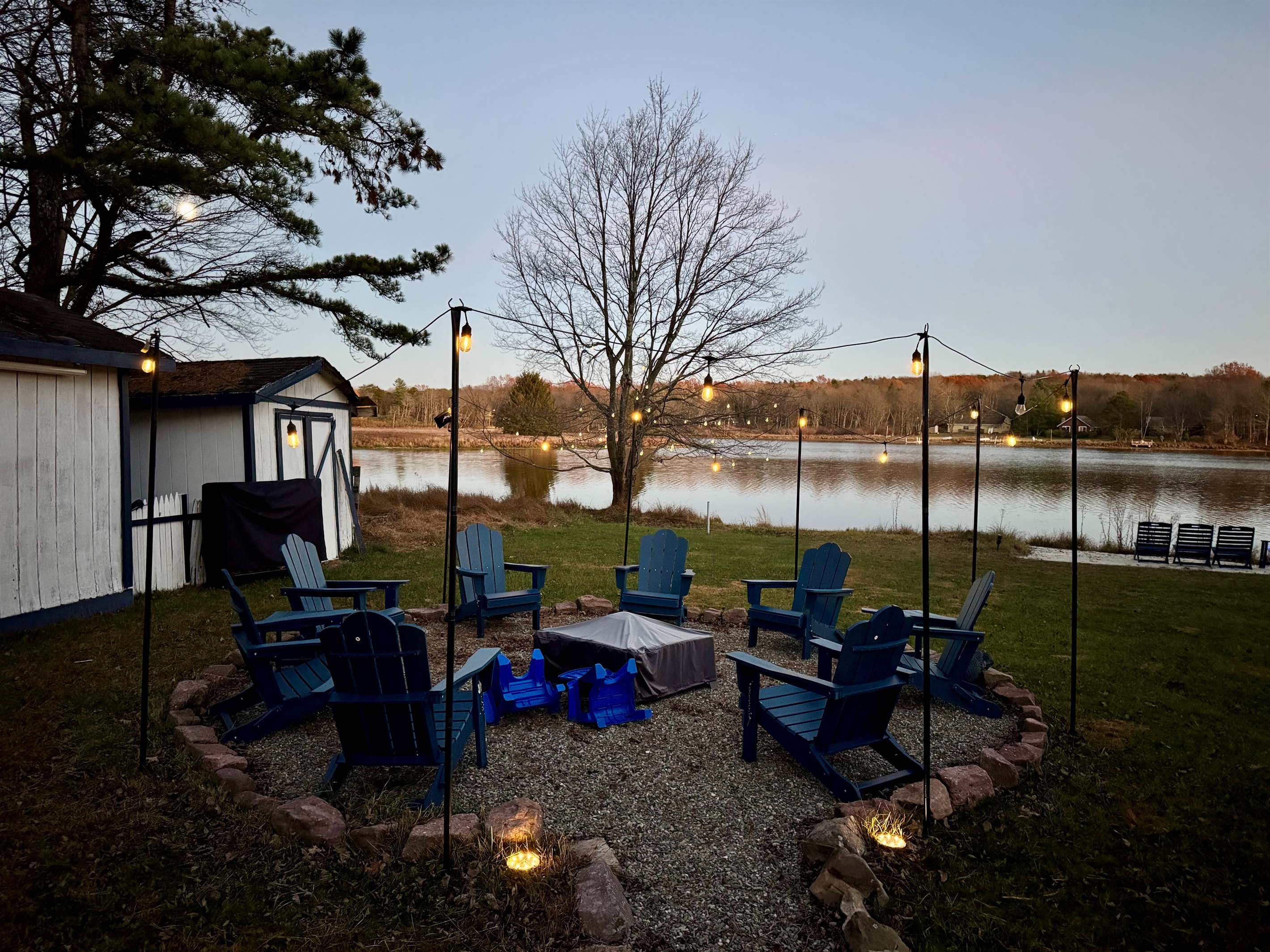 Crackling warmth and the scent of pine — evening perfection.