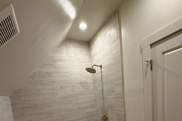 Bathroom 3 - tub/shower