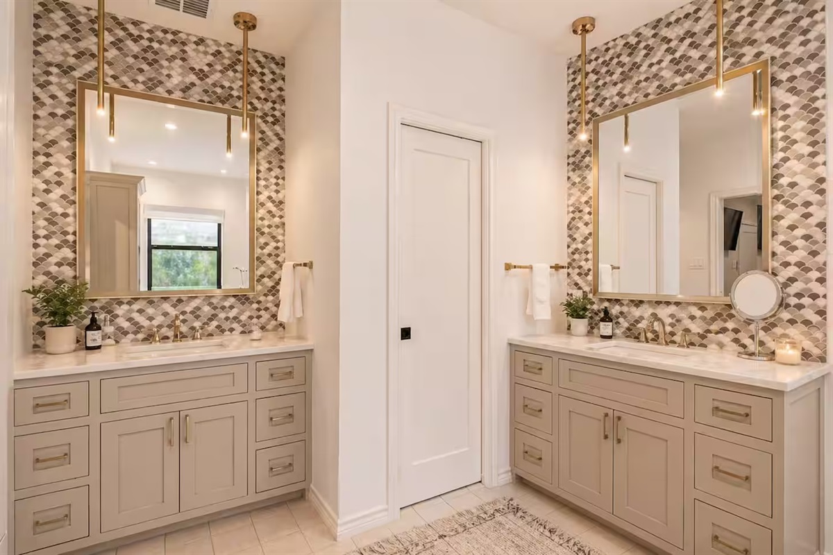 Double vanity with modern finishes