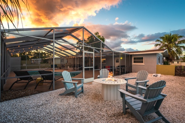 🌅 Golden hour + fire pit = unforgettable evenings. Roast marshmallows or sip wine under Florida skies. 🔥 #CozyNightsInFlorida