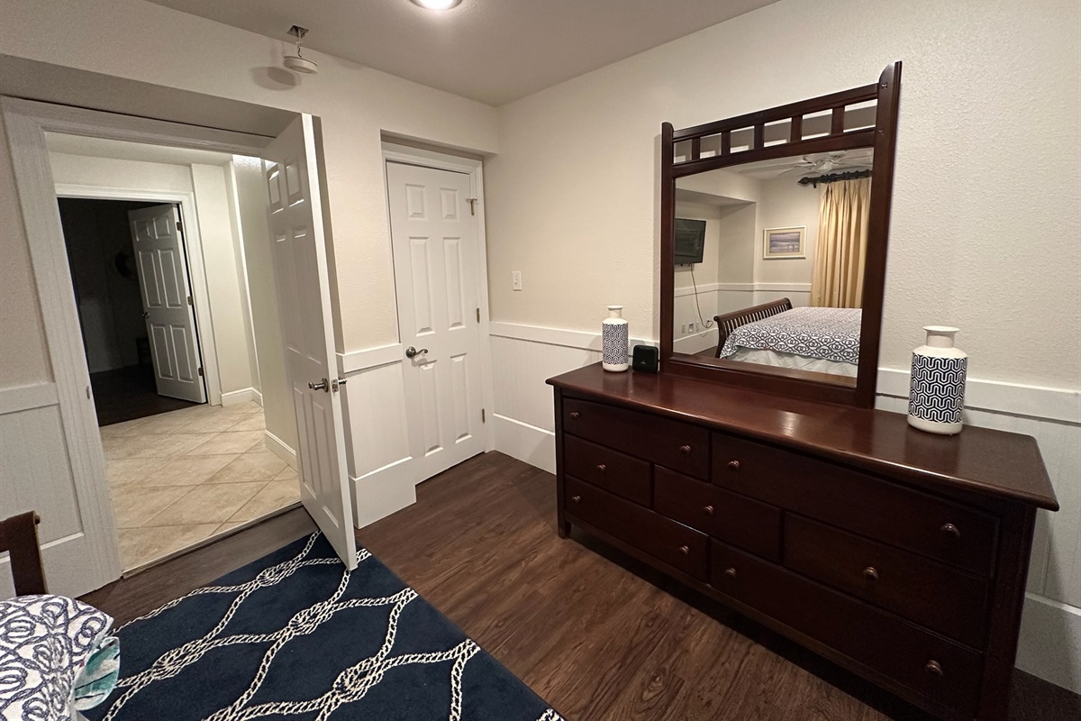 Downstairs guest room-King Bed