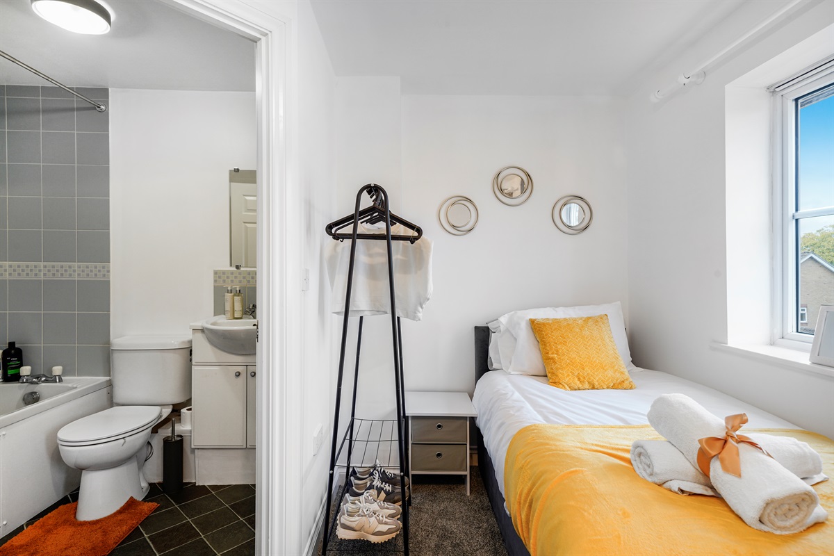 ️ [Double bed + Single bed + ensuite]