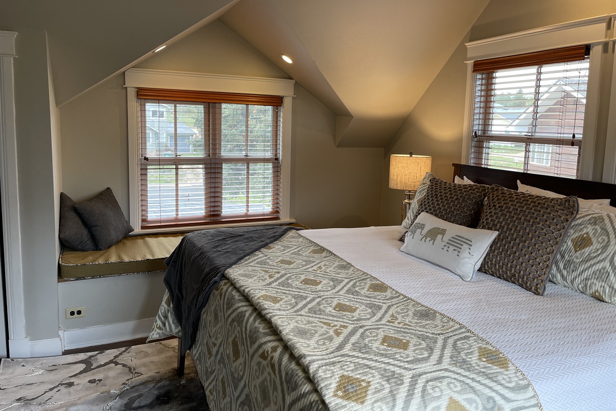 Primary bedroom - lovely window seat!