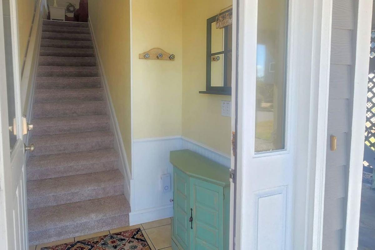 Take note before arrival: carpeted stairs from foyer to main level &mdash; smooth for luggage, kids, and large dogs.