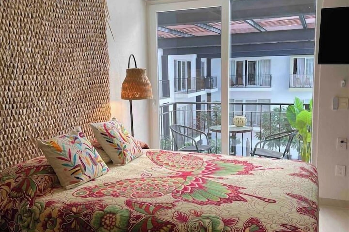 Queen Size Bedroom 322