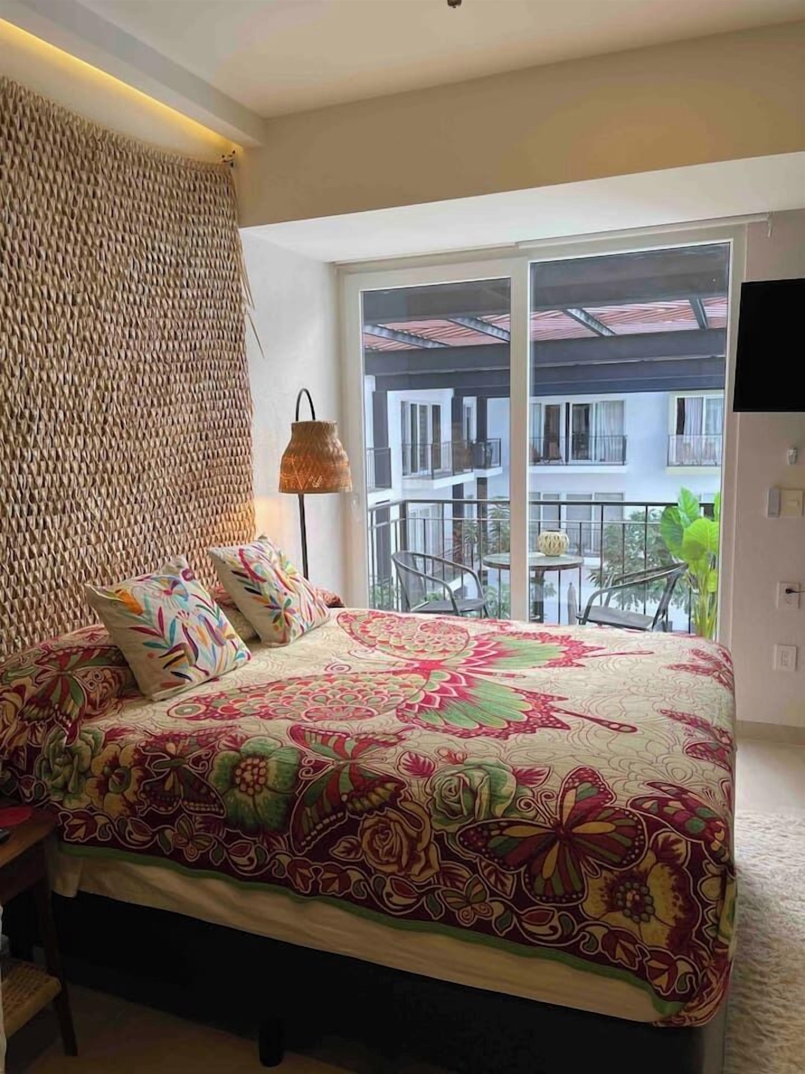 Queen Size Bedroom 322