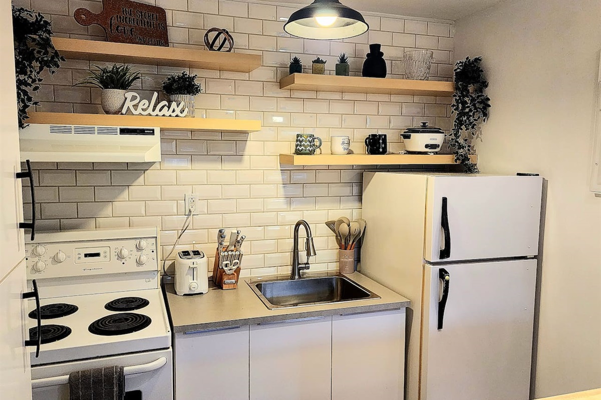 A cozy kitchenette with everything you need for a comfortable and convenient stay. 