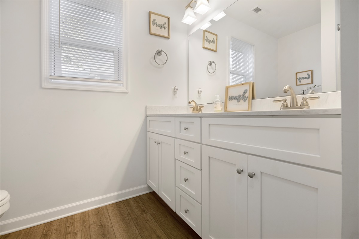 Full hall bath for the bunk rooms to share