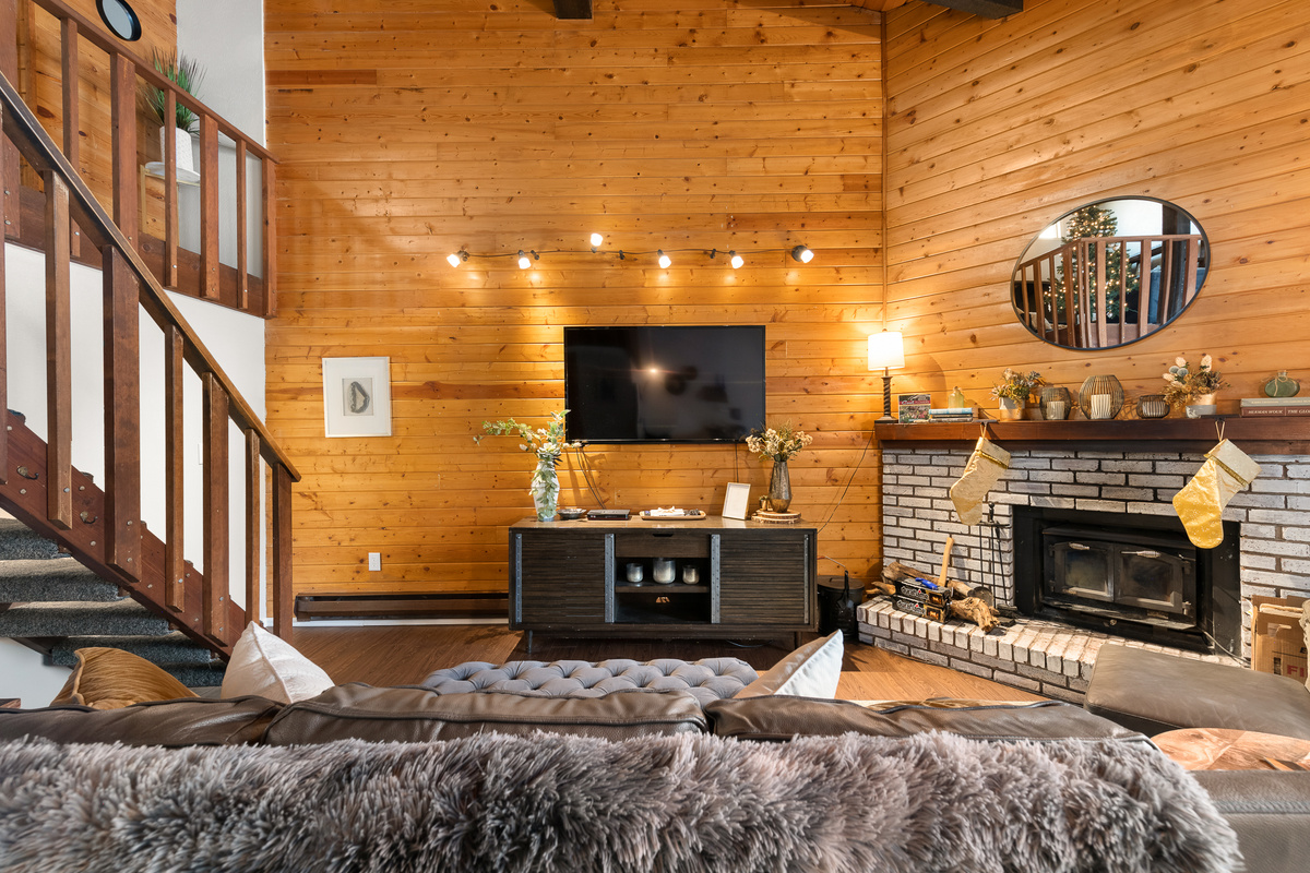 Living Room | Smart Tv | Wood Fireplace