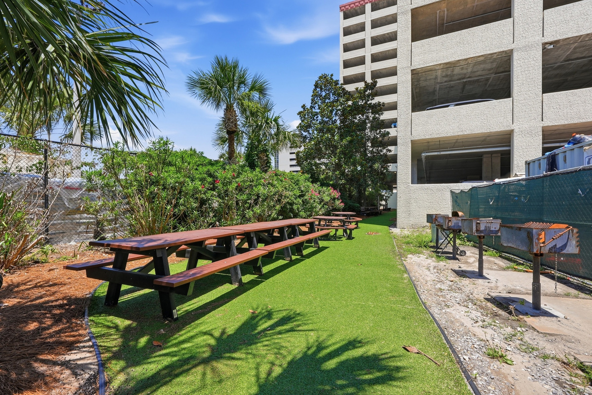 Charcoal Grill & Picnic Area