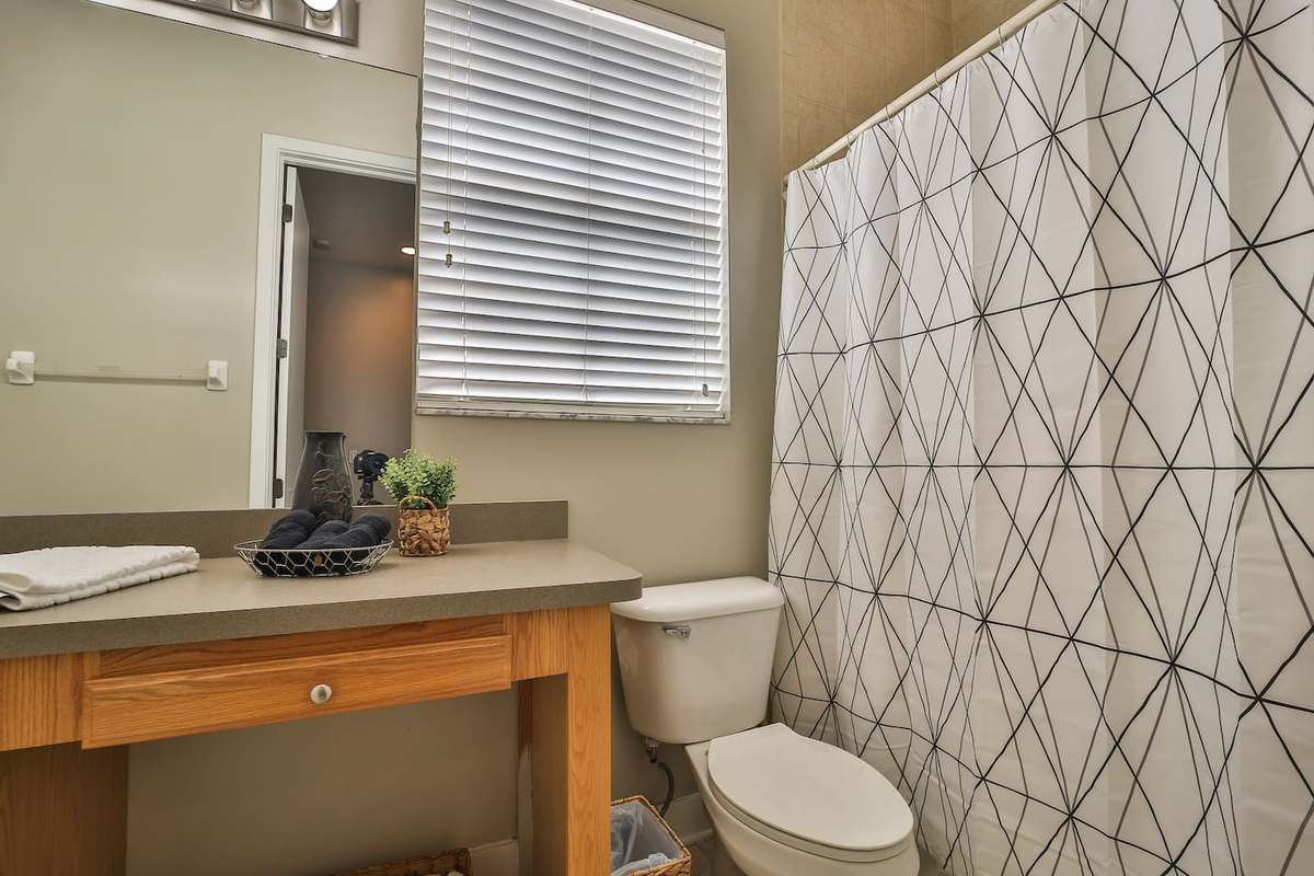 Downstairs bathroom with tub/shower.