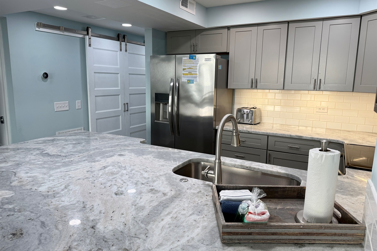 Huge Island/Counter/Bar