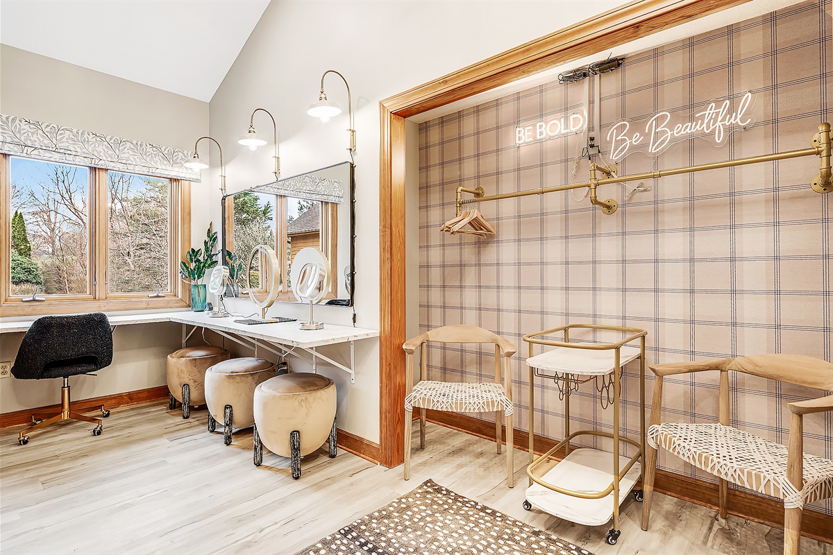Get ready in style in the dedicated beauty room—complete with glowing vanity mirrors, chic seating, and inspiring touches that make mornings, special nights out, or photo-ready moments extra memorable.✨