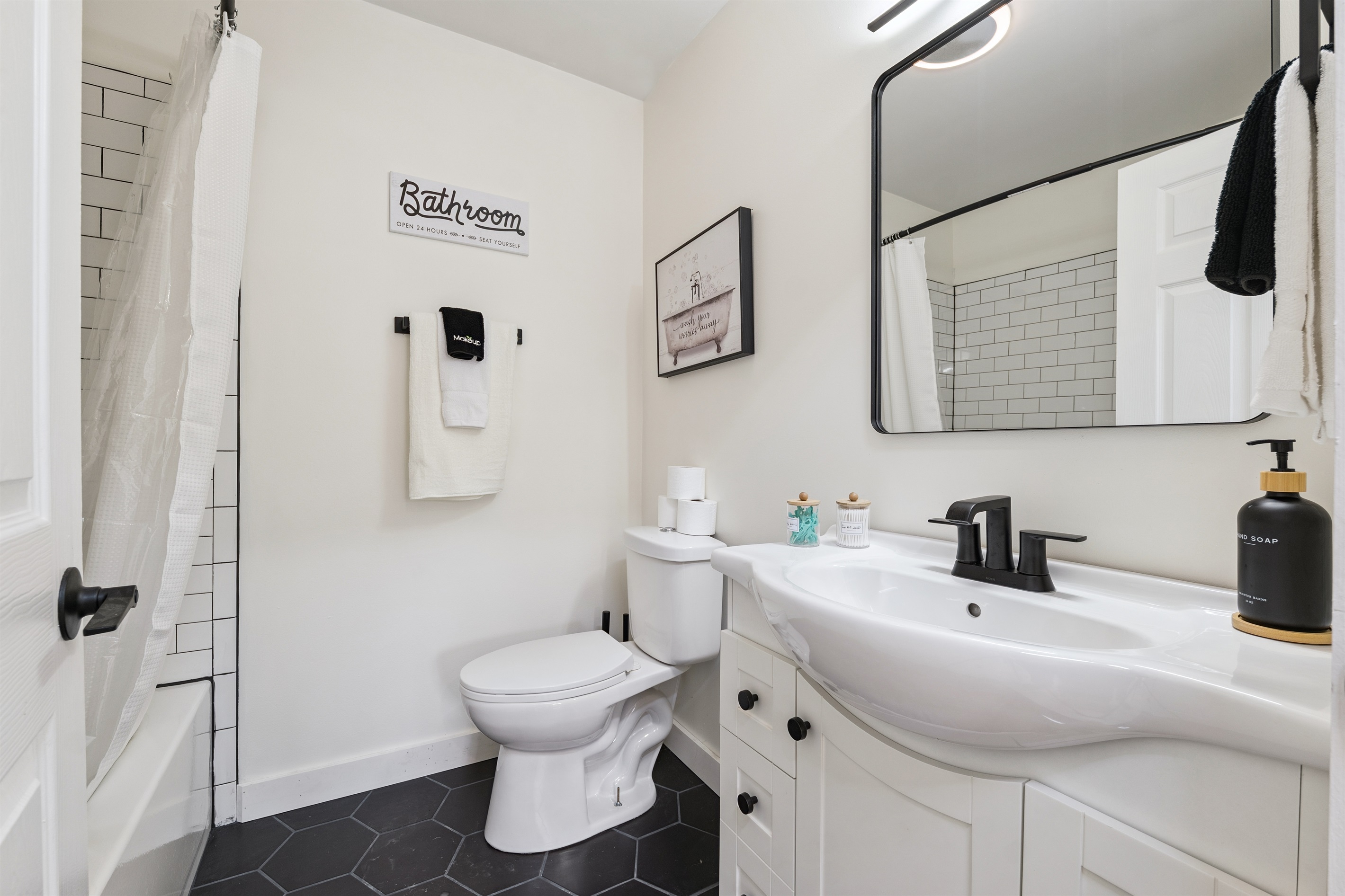 Full bathroom, brand new and fresh with tub/shower