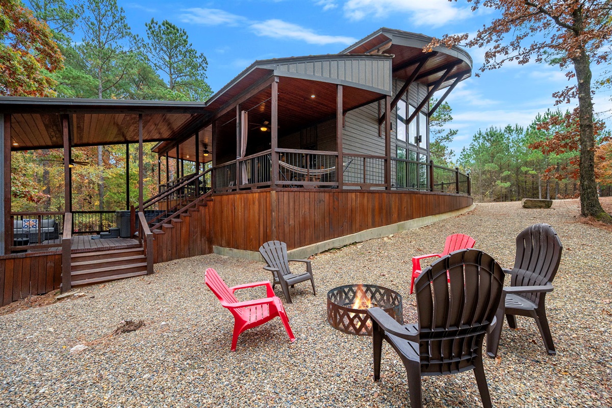 Plenty of space at Round Here Buzz 🌲 Pull right up and park close with room to spare. Head to the side or backyard and kick back with cornhole and evenings around the fire pit. Relax, spread out, and enjoy every moment of your Hochatown getaway 🔥✨ 