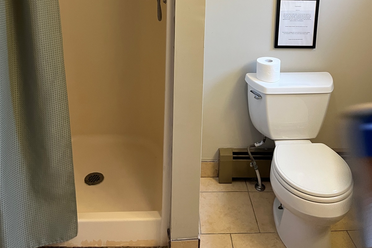 Queen 1 ensuite bath with shower