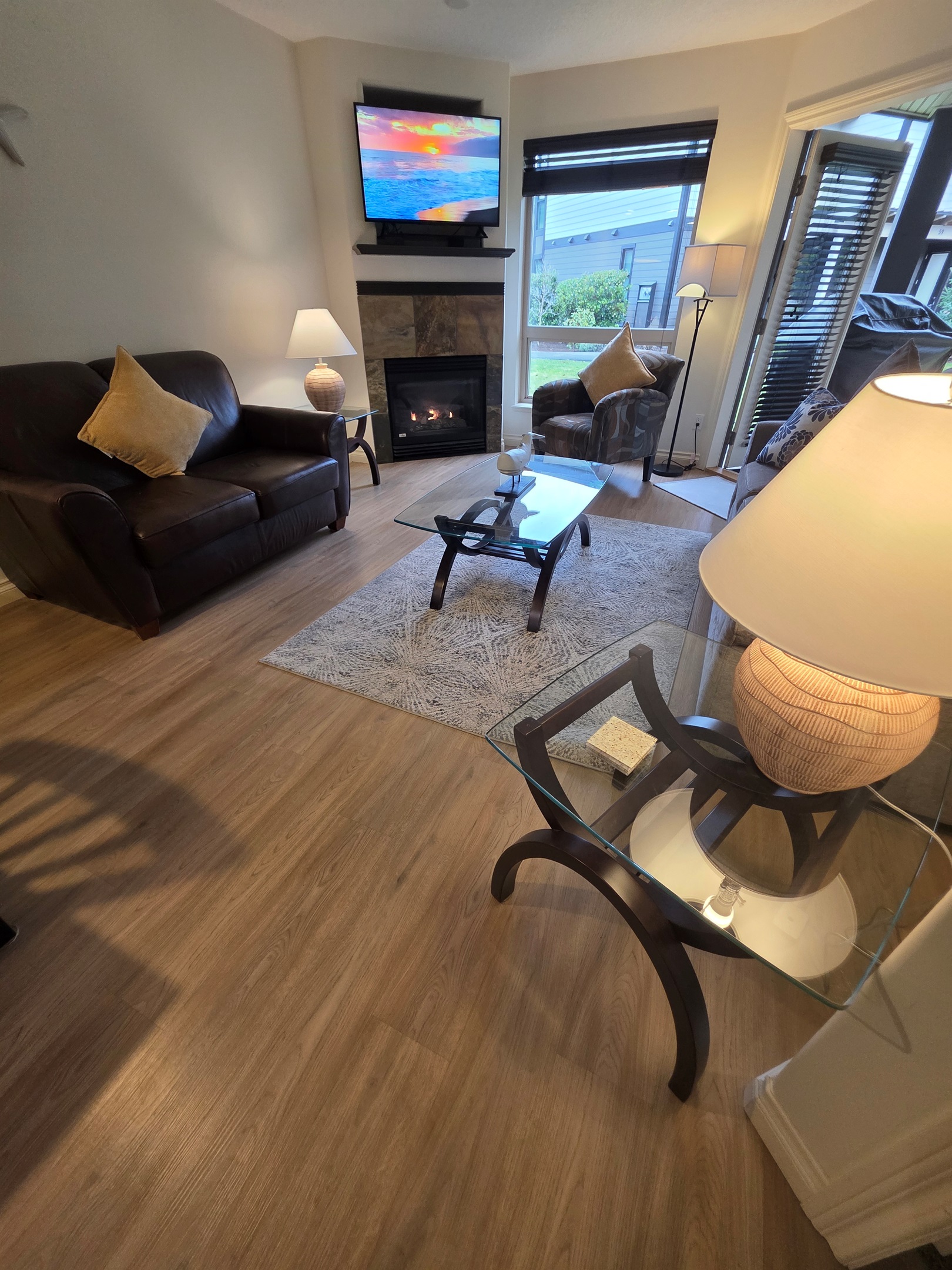 Unit A. Streaming TV. Natural Gas fireplace. Double Glass doors to a private covered deck. AC Unit. Queen sofa pull-out plus ample comfortable seating.
