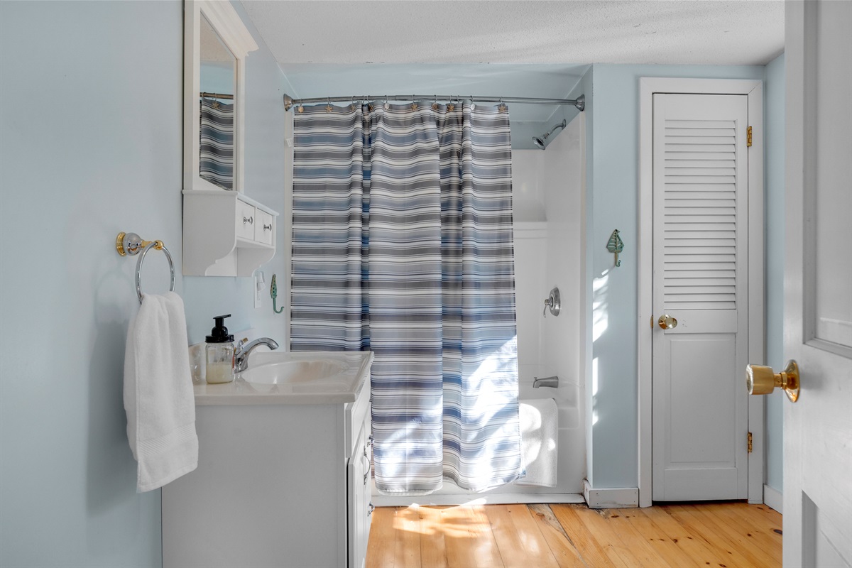 Second floor full bath