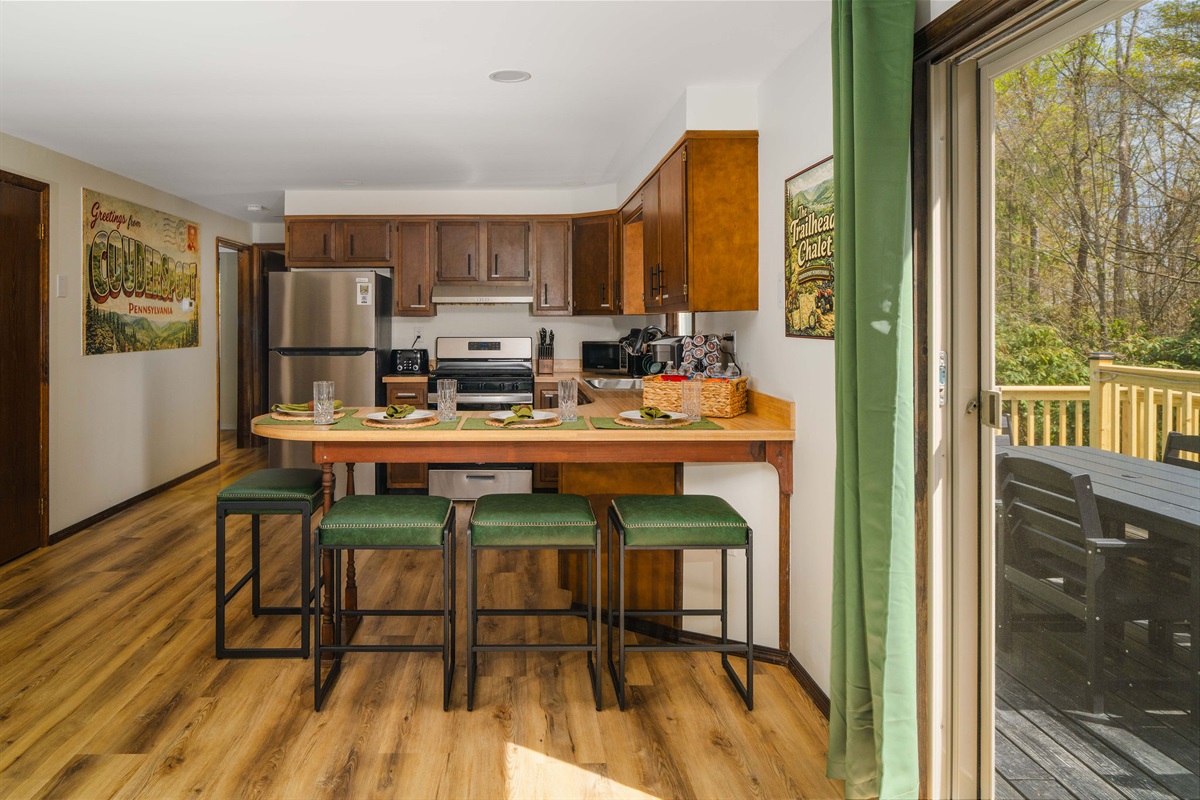 🍳 Kitchen island with bar seating — pull up a stool and stay a while.