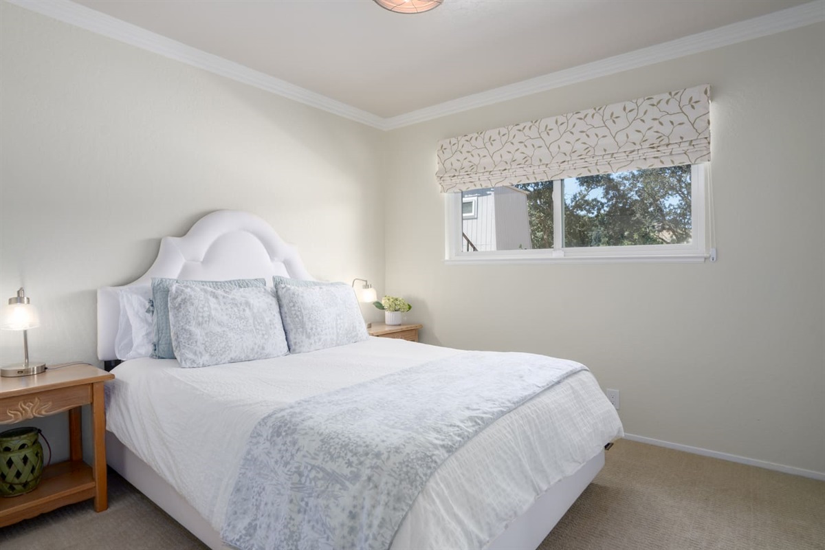 Discover our cozy den with a queen-size bed, ideal for 2 guests.