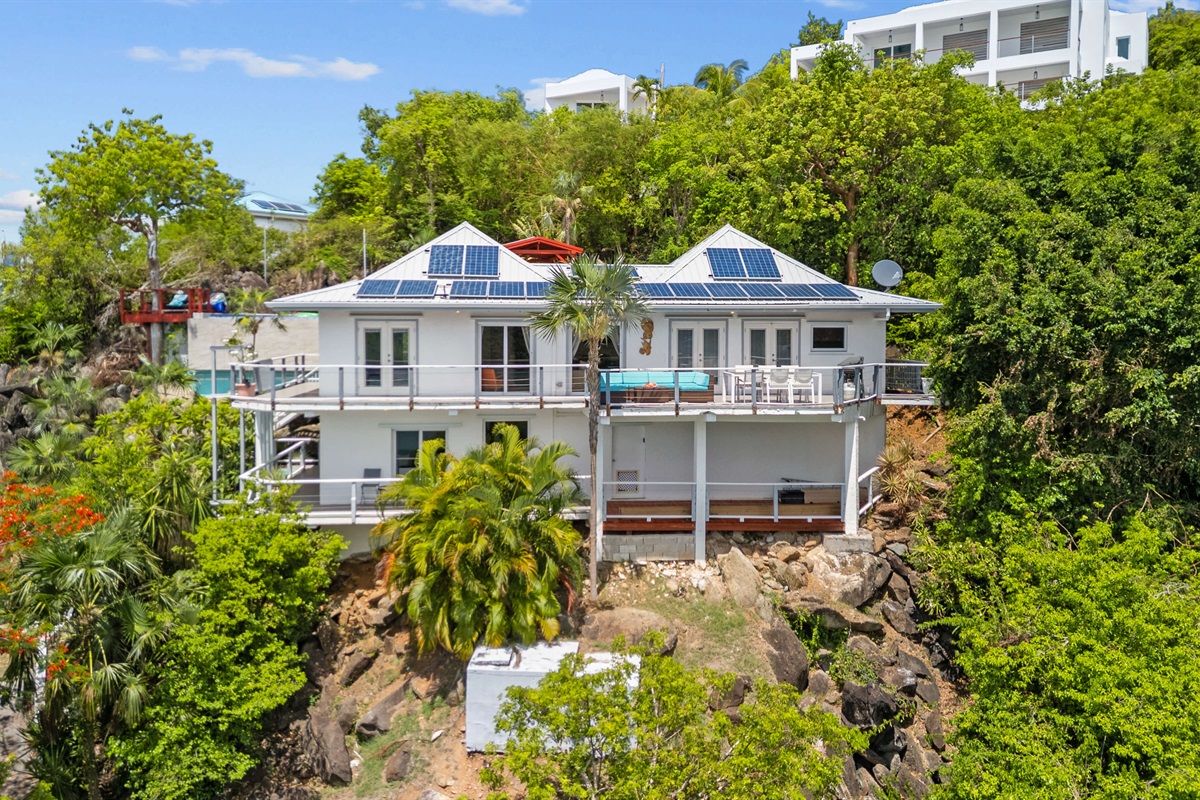 On the top floor are three bedrooms, two bathrooms, the main living room and kitchen. On the second floor you will find the full apartment with fourth bedroom, third bathroom and second living room and kitchen.